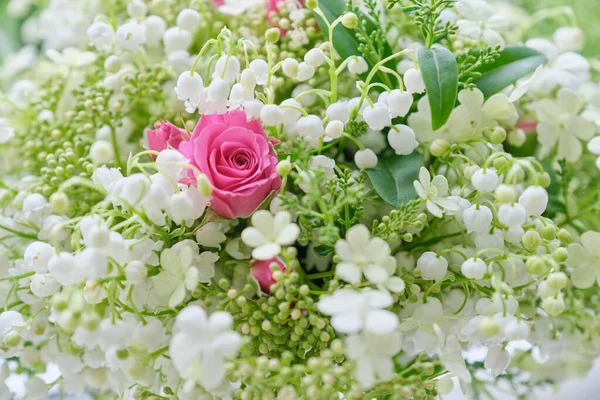 Bouquet of lilies of the valley, pink roses, blooming viburnum — Stockfoto