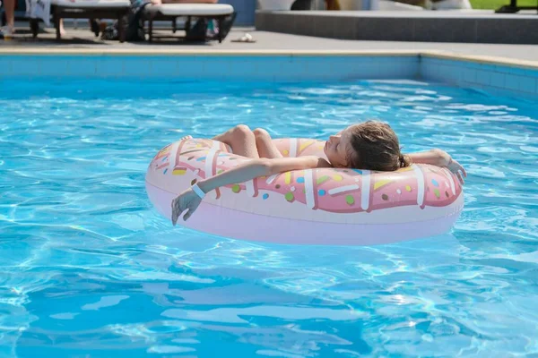 Vacaciones de verano, niño descansando en la piscina al aire libre —  Fotos de Stock