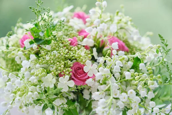 Bouquet of lilies of the valley, pink roses, blooming viburnum — ストック写真