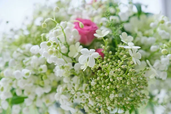 Bouquet of lilies of the valley, pink roses, blooming viburnum — ストック写真