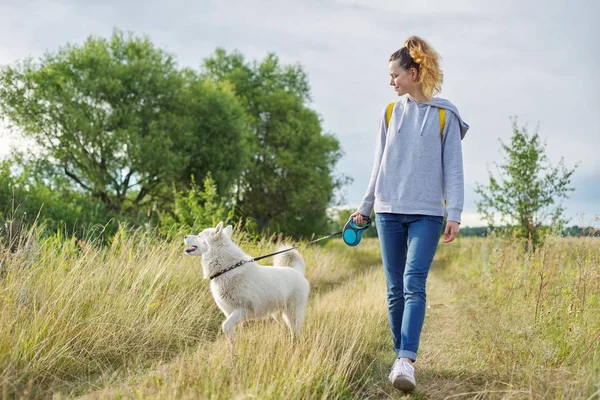 Vänskap flickor och hundar, tonåring och husdjur husky promenader utomhus — Stockfoto