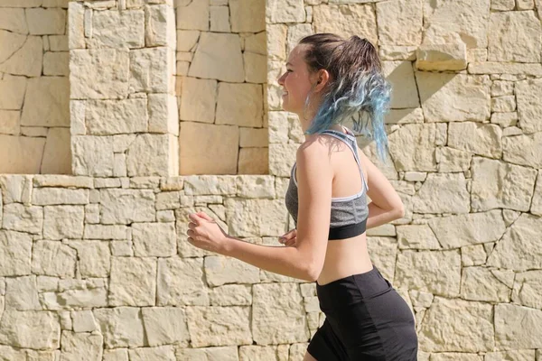 Outdoor hardlopen sport meisje tiener, zomer zonnige dag — Stockfoto