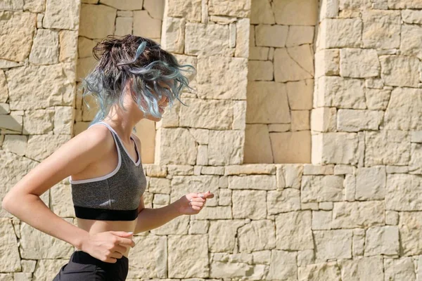 Outdoor hardlopen sport meisje tiener, zomer zonnige dag — Stockfoto