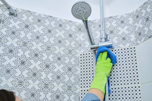 Limpieza y pulido de la mujer ducha, vidrio, grifo, pared de azulejos — Foto de Stock