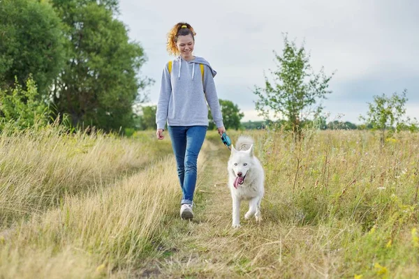 Aktiv hälsosam livsstil, tonåring flicka promenader med vit husky hund — Stockfoto