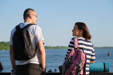 Konuşan adam ve kadın 40 yaşında, ilişki, yaşam tarzı