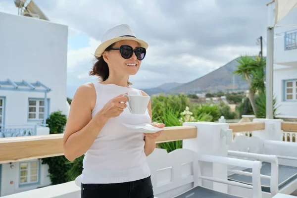 Жінка з чашкою кави насолоджується релаксацією та пейзажами — стокове фото