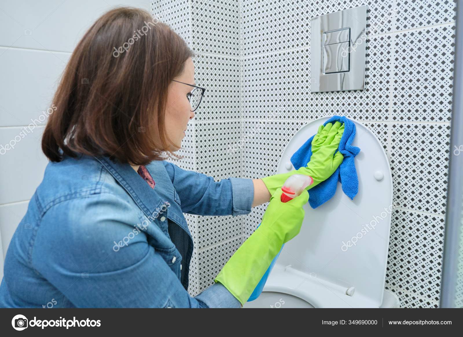 https://st3.depositphotos.com/10932024/34969/i/1600/depositphotos_349690000-stock-photo-woman-in-gloves-with-rag.jpg