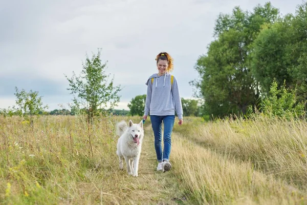 Amitié filles et chiens, adolescent et animal husky marche en plein air — Photo