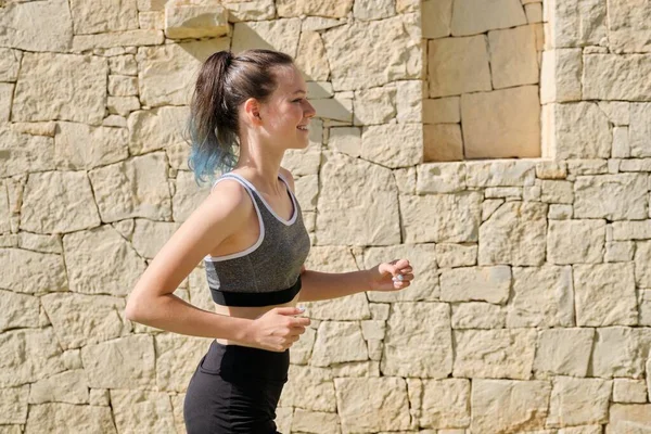 Tiener meisje running outdor op een zomer dag — Stockfoto