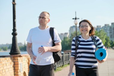 Açık havada yürüyen adam ve kadın, konuşan insanlar, orta yaşlı çift.