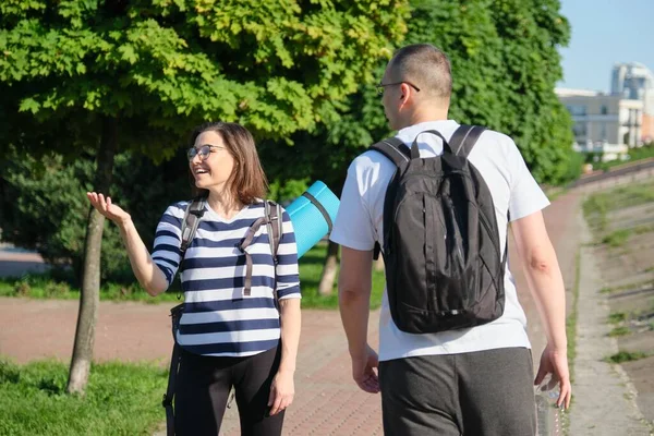 Szabadtéri sétáló férfi és nő, beszélő emberek, középkorú pár — Stock Fotó