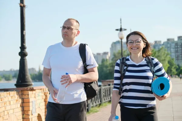Outdoor wandelende man en vrouw, pratende mensen, middelbare leeftijd paar — Stockfoto