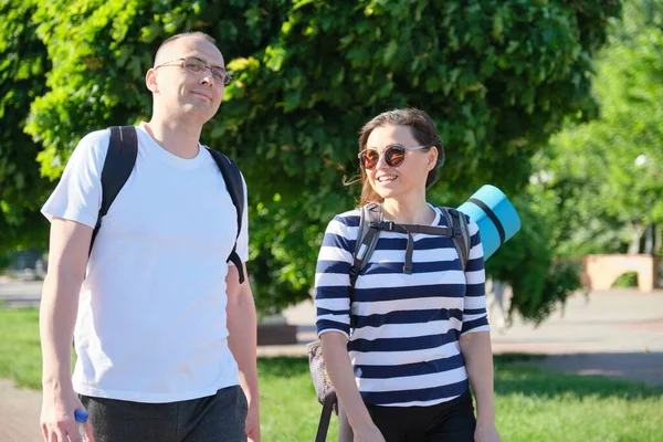 Beszélő középkorú férfi és nő, pár sétál a park úton — Stock Fotó