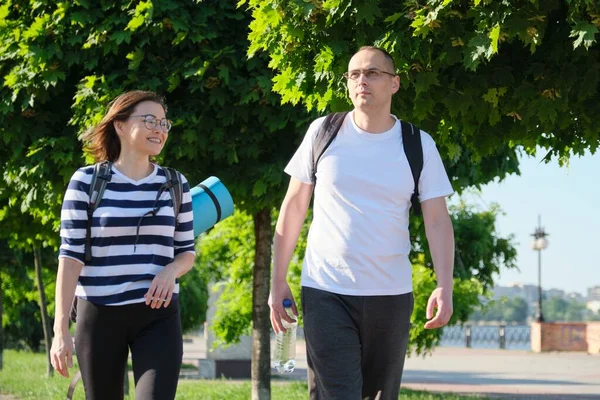 Friluftspromenader man och kvinna, talande människor, medelålders par — Stockfoto