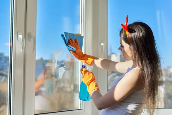 Limpieza de la casa, mujer en guantes con detergente y ventanas de lavado de trapo — Foto de Stock