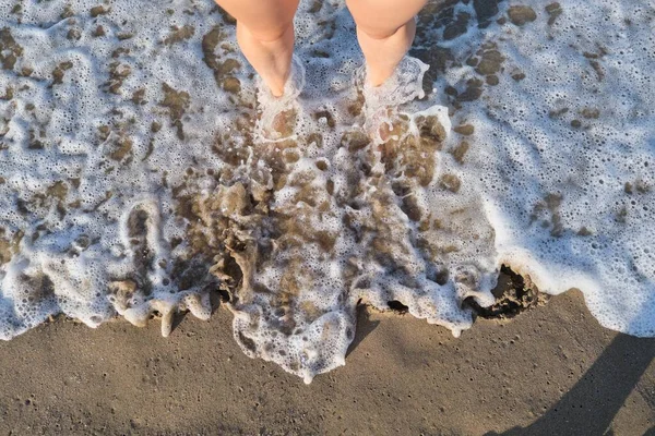 Mar espumoso onda lavando mulher descalço pés, vista superior — Fotografia de Stock