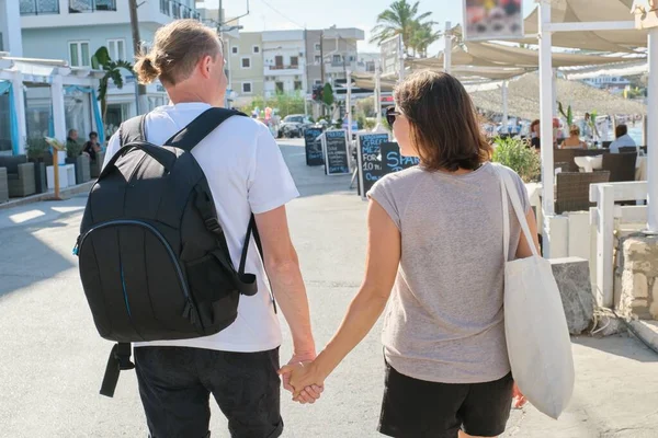 Volwassen gelukkig paar lopen rond resort stad hand in hand — Stockfoto