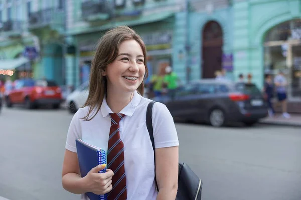 Porträt Einer Lächelnden Schülerin Von Jahren Mit Zahnspange Kopierraum — Stockfoto