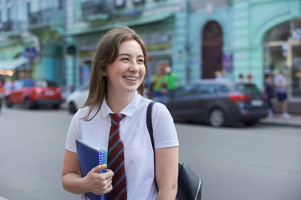 Portret Uśmiechniętej Uczennicy Wieku Lat Aparatem Zębach Przestrzeń Kopiowania — Zdjęcie stockowe