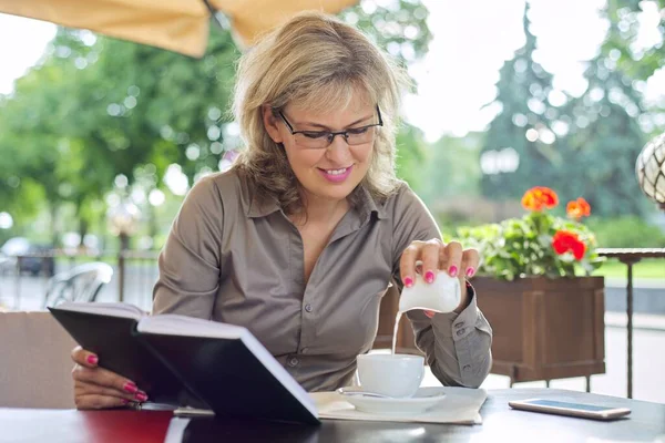 Mulher Negócios Madura Bonita Bebendo Café Pausa Restaurante Livre Sorrindo — Fotografia de Stock