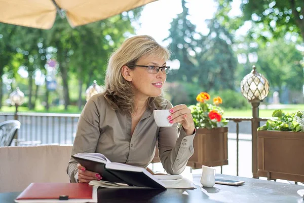 아름다운 기업인 식당에서 시간에 커피를 마시고 셔츠를 금발의 여성에게 미소를 — 스톡 사진