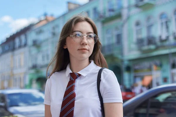 Außenporträt Der Studentin Selbstbewusste Frau Posiert Weißem Shirt Brille Krawatte — Stockfoto