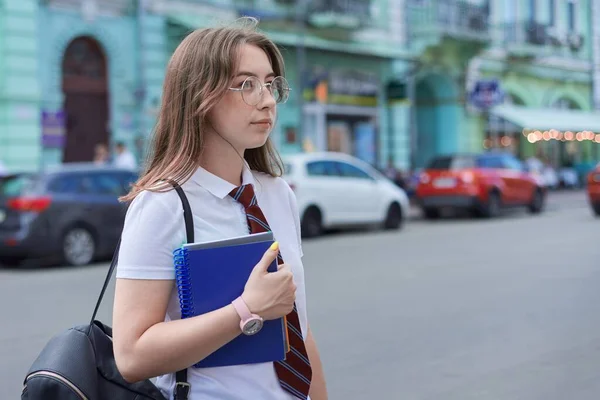 Retrato Menina Estudante Adolescente Óculos Amarrar Branco Shirt Com Mochila — Fotografia de Stock