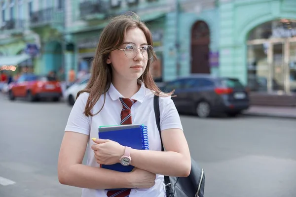 Venkovní Portrét Studentky Vysoké Školy Sebevědomá Fena Pózující Bílém Tričku — Stock fotografie