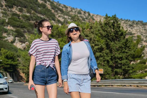 Dos Mujeres Madre Hija Adolescente Caminando Soleado Día Verano Carretera —  Fotos de Stock