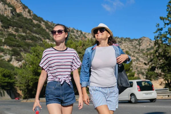 Dos Mujeres Madre Hija Adolescente Caminando Soleado Día Verano Carretera —  Fotos de Stock