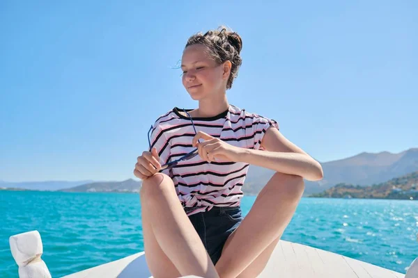 Красива Дівчина Підліток Любить Літню Морську Подорож Самиця Сидить Передньому — стокове фото