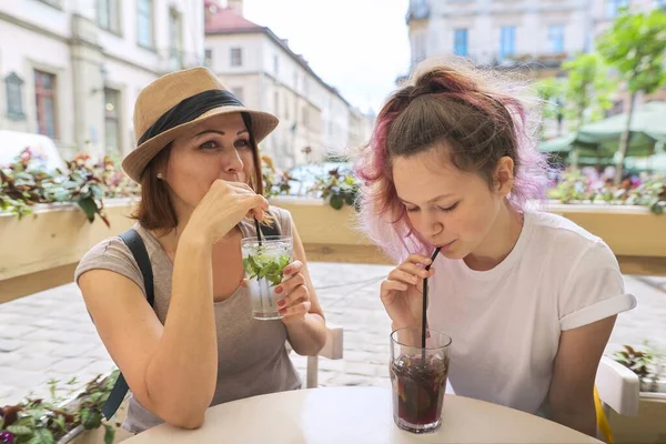 Duas Mulheres Mãe Filha Adolescente Sentadas Cidade Livre Café Falando — Fotografia de Stock