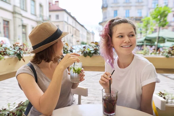 Duas Mulheres Mãe Filha Adolescente Sentadas Cidade Livre Café Falando — Fotografia de Stock