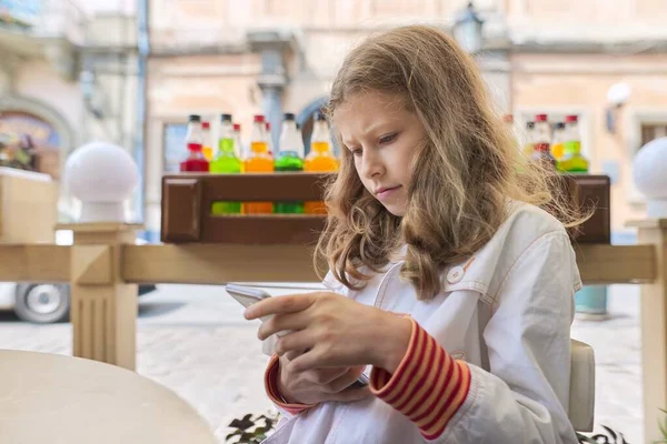 Niña Años Años Cogida Mano Mirando Pantalla Del Teléfono Inteligente —  Fotos de Stock