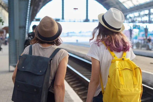 Dos Mujeres Madre Hija Adolescente Caminando Con Equipaje Estación Tren — Foto de Stock