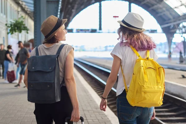 Sırt Çantalı Anne Kız Çocuk Tren Istasyonunda Yürüyor Mutlu Ebeveyn — Stok fotoğraf