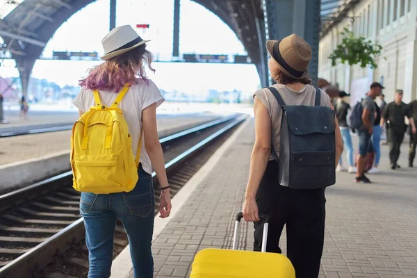 Tren Istasyonu Bavulu Olan Insanlar Sırt Çantalı Iki Gezgin Kadın — Stok fotoğraf