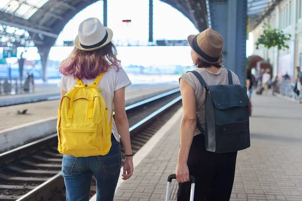 Sırt Çantalı Anne Kız Çocuk Tren Istasyonunda Yürüyor Mutlu Ebeveyn — Stok fotoğraf