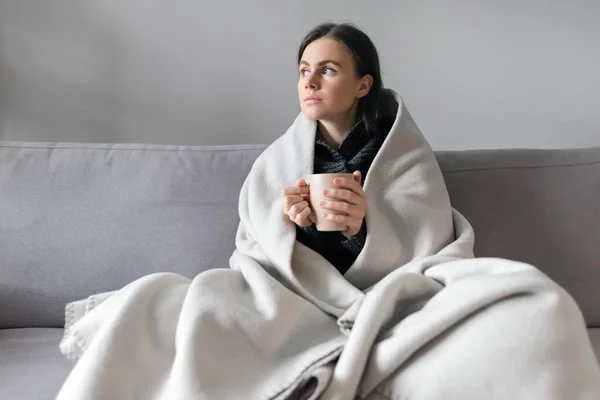 Ung Kvinna Med Kopp Sitter Hemma Soffan Varm Fleece Filt — Stockfoto