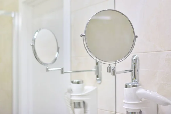 Interior Banheiro Espelho Maquiagem Close Secador Cabelo — Fotografia de Stock