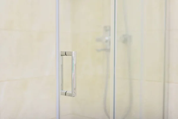 シャワー バスルームのインテリア ライトベージュの色 クロムハンドルを閉じるとガラスのドア — ストック写真