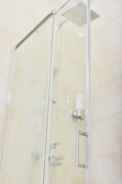 Prysznic Łazienka Kolor Jasny Beżowy Szklane Drzwi Chromowanym Uchwytem Zbliżenie — Zdjęcie stockowe