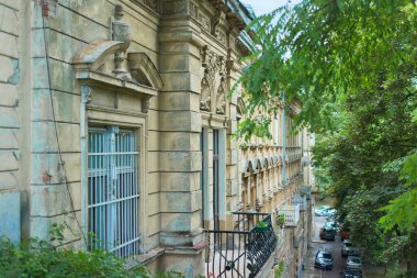 Eski tarihi bir evin dış cephesi, pervazları, üçüncü kat manzarası, avlu evi.