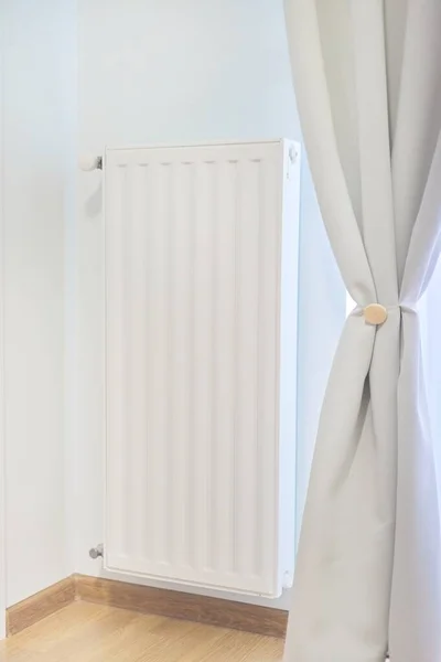 Radiateur Chauffage Blanc Avec Thermostat Dans Pièce Lumineuse Intérieur — Photo