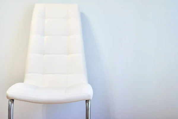 Jedno Nowoczesne Białe Krzesło Wnętrzu Lekkie Tło Ścienne Przestrzeń Kopiowania — Zdjęcie stockowe