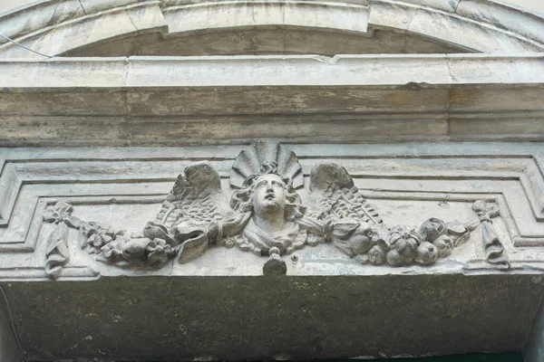 Modeling, statues, bas-reliefs decorating the facades of old houses. — Stock Image Modeling Statues Bas Reliefs Decorating Facades Old Houses Stock Image
