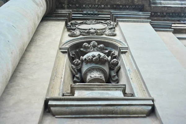 Modeling, statues, bas-reliefs decorating the facades of old houses. — Stock Image Modeling Statues Bas Reliefs Decorating Facades Old Houses Royalty Free Stock Photos