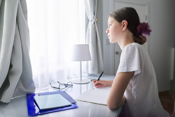 Adolescente Niña Sentada Estudiando Escritorio Casa Cerca Ventana Estudiante Escribiendo — Foto de Stock