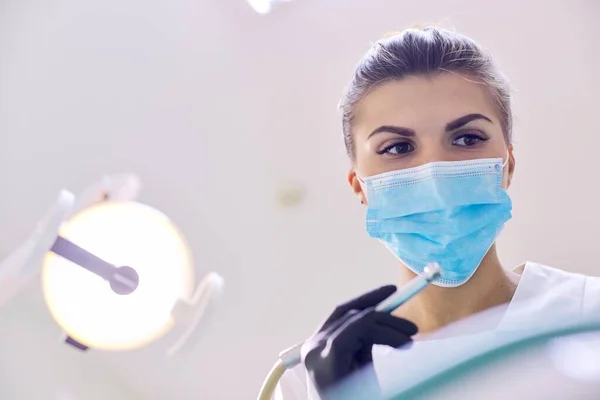 Kadın Dişçi Hastaya Diş Tedavisi Uyguluyor Maskeli Doktorun Yüzü Iyileşme — Stok fotoğraf